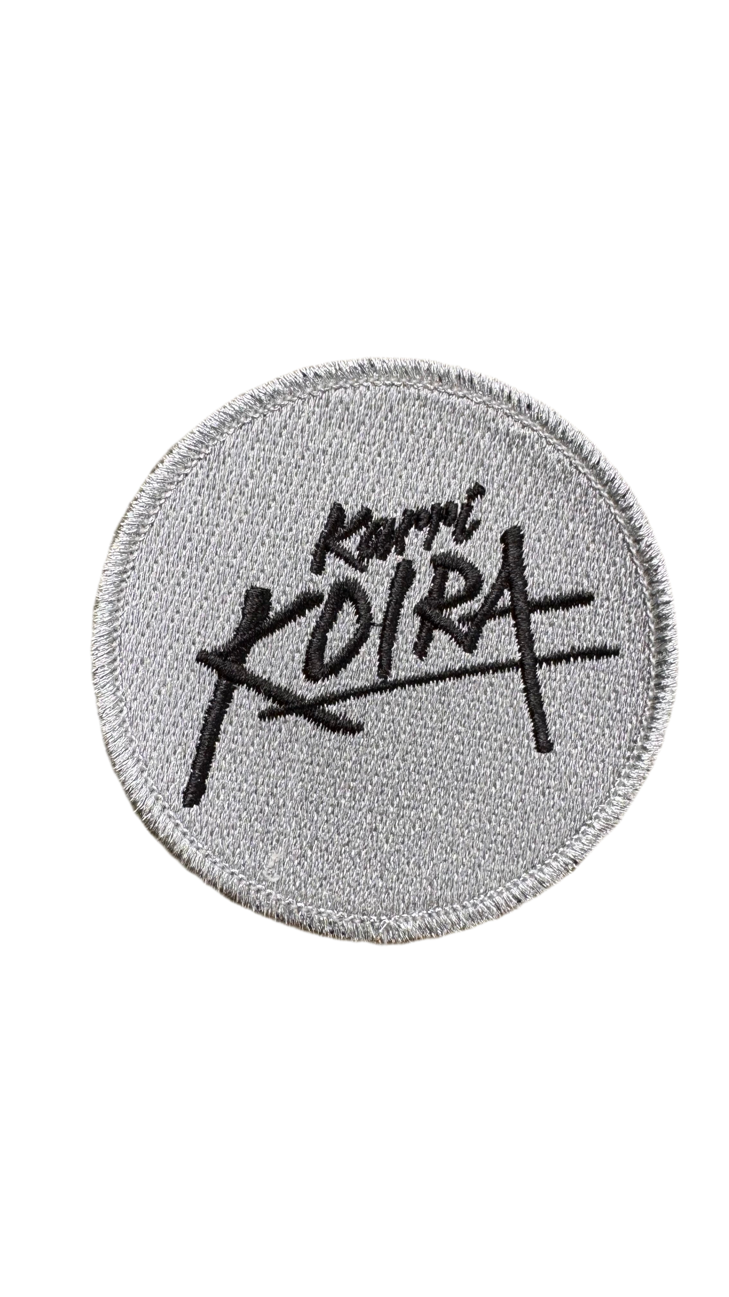 UUTUUS! Hopea Karri Koira logo kangasmerkki pyöreä